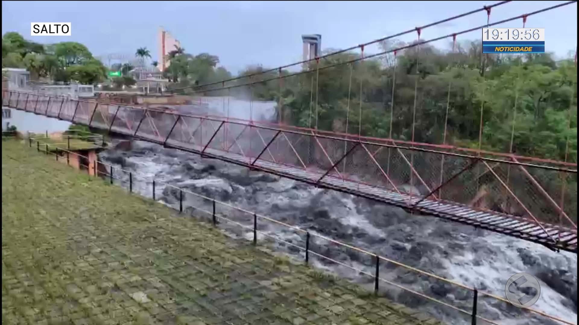 Rio Tietê fica com coloração escura em Salto