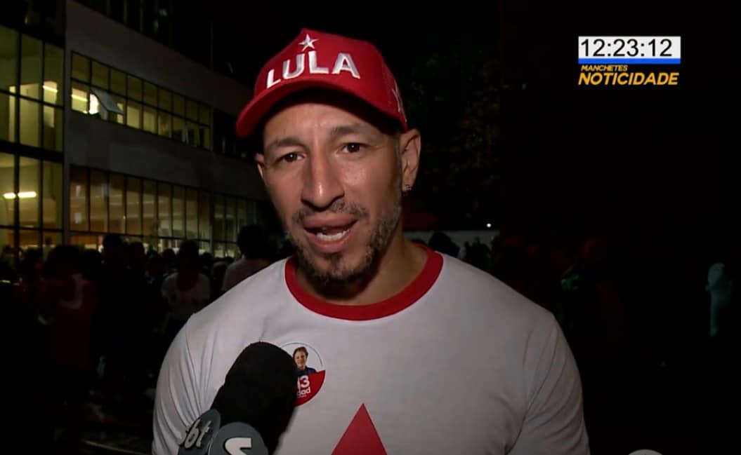 Apoiadores comemoram eleição de Lula em sindicato