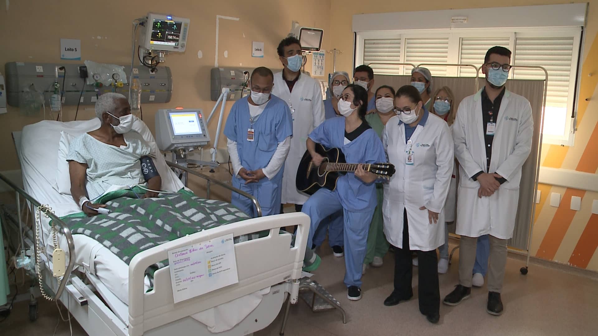 Equipe de profissionais da Santa Casa de Sorocaba leva música para pacientes internados