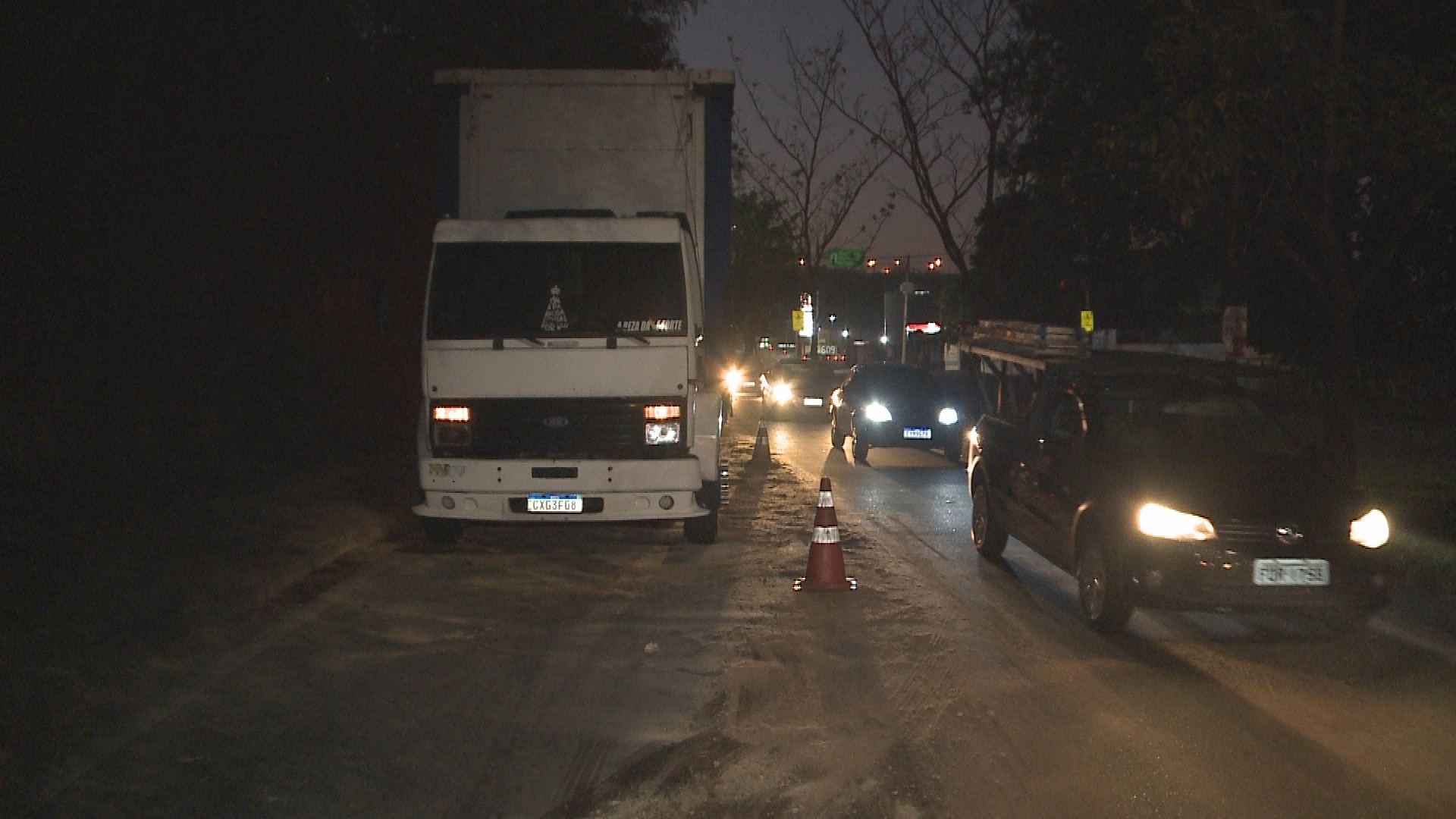 Motociclistas caem após vazamento de óleo diesel de caminhão em Sorocaba