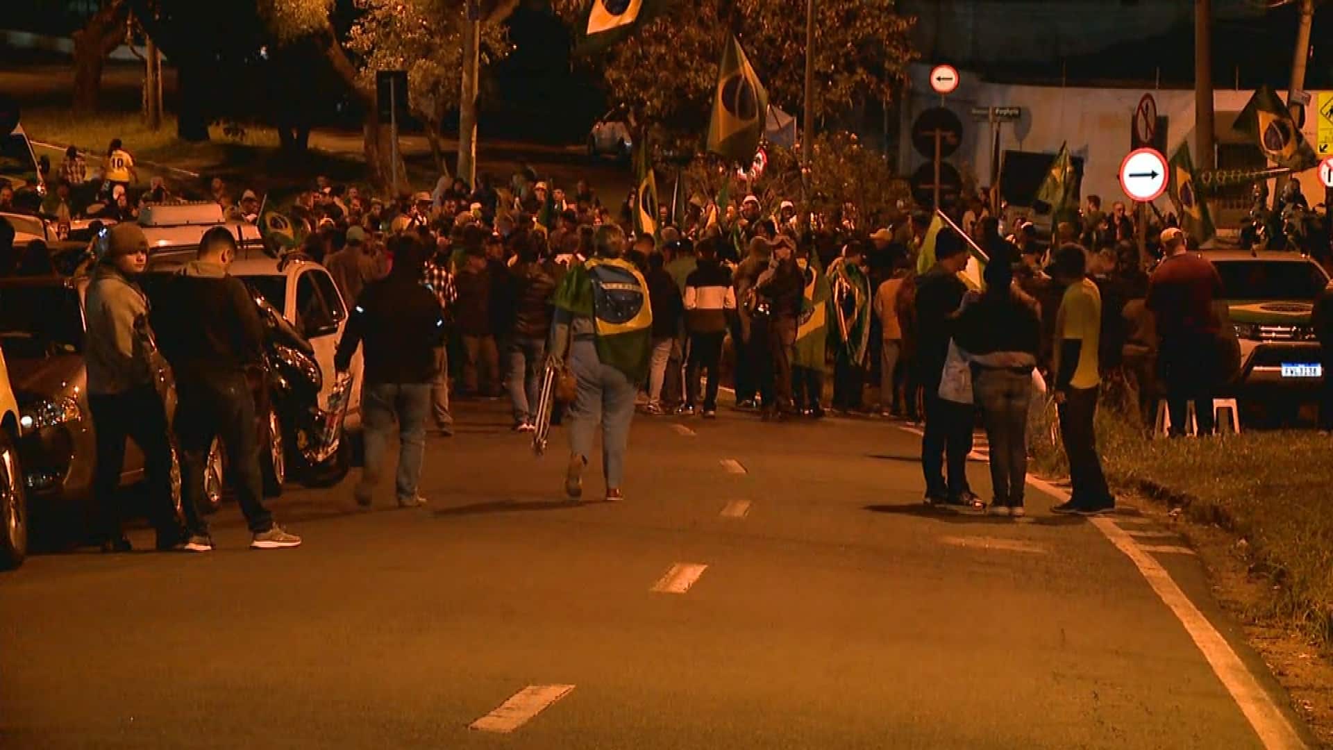 Manifestantes interditam avenida em Sorocaba
