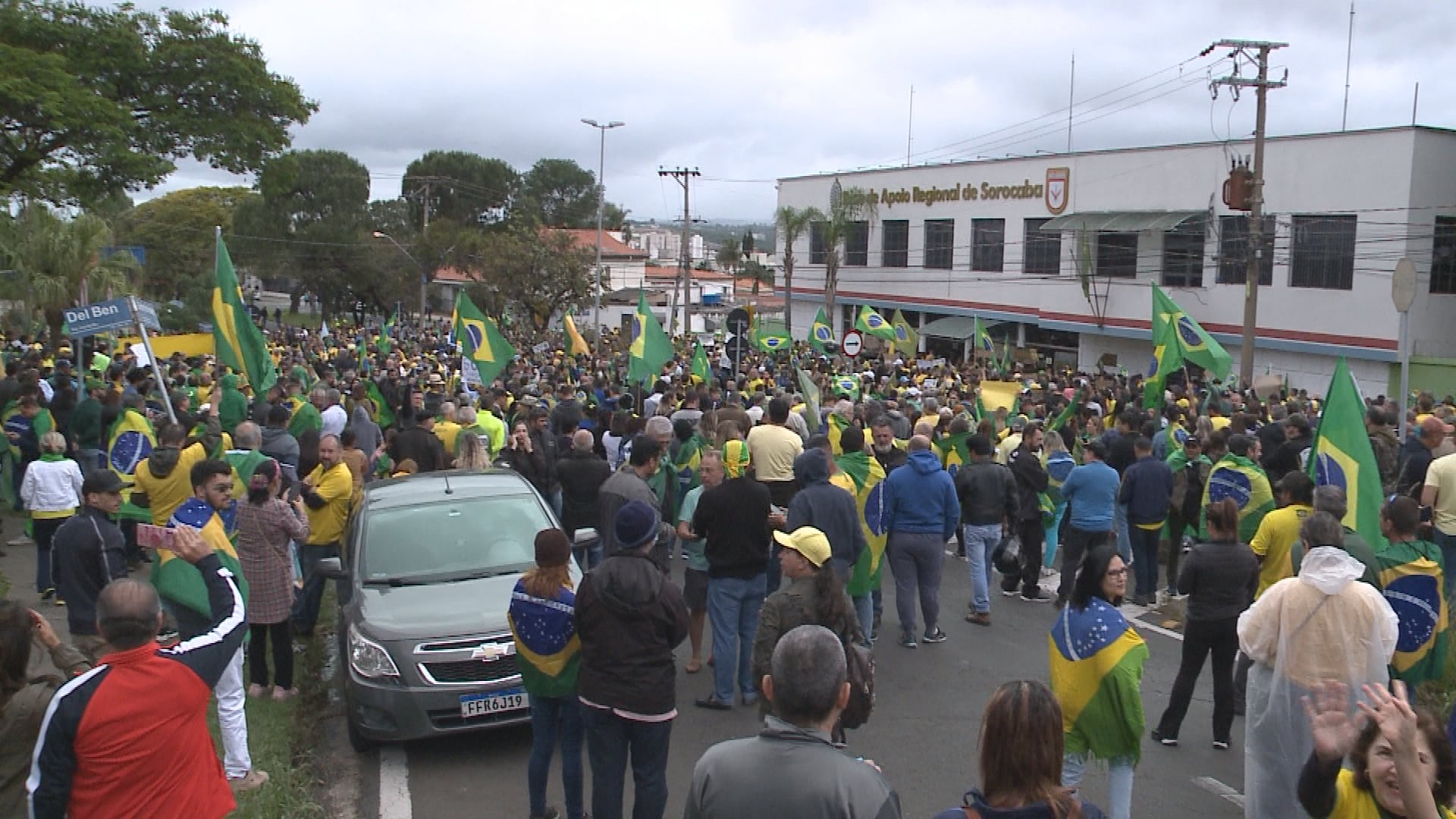 Manifestantes fazem protesto em frente à base do Exército