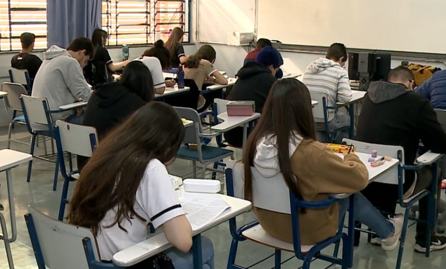 Alunos se preparam para Enem e vestibulares com simulados e aulas intensivas