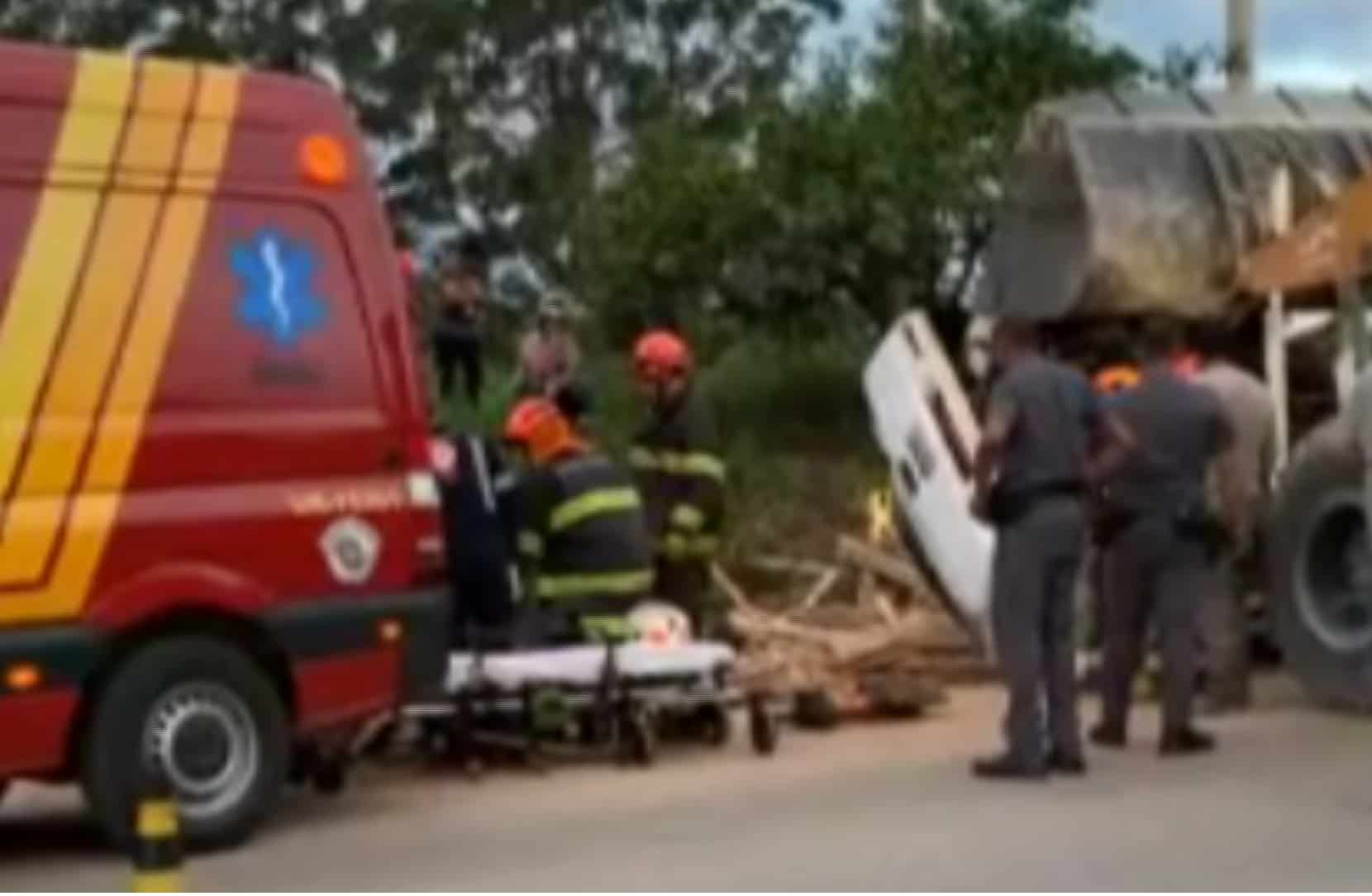 Família fica ferida após capotamento de caminhão