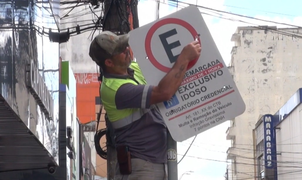 Placas que sinalizam estacionamento para idosos serão trocadas