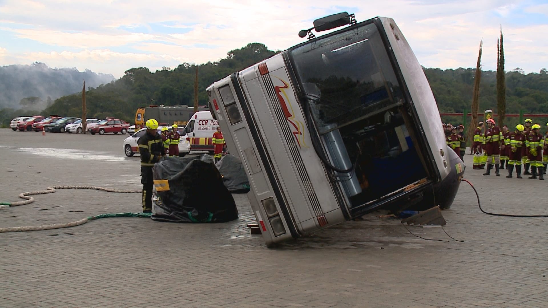 Socorristas passam por treinamento simulando acidente com ônibus em São Roque