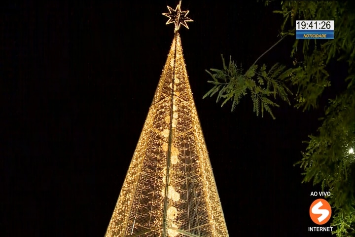 Árvore de natal com 20 metros de altura é atração em Laranjal Paulista