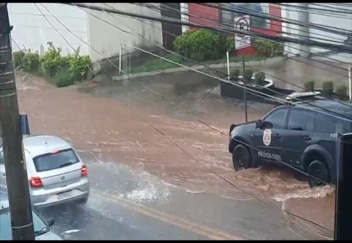 Chuvas fortes provocam alagamentos em Sorocaba