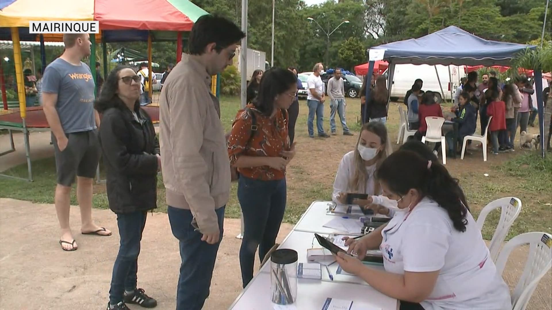 doses-da-vacina-contra-a-covid-19-sao-aplicadas-durante-feira-notura-em-mairinque