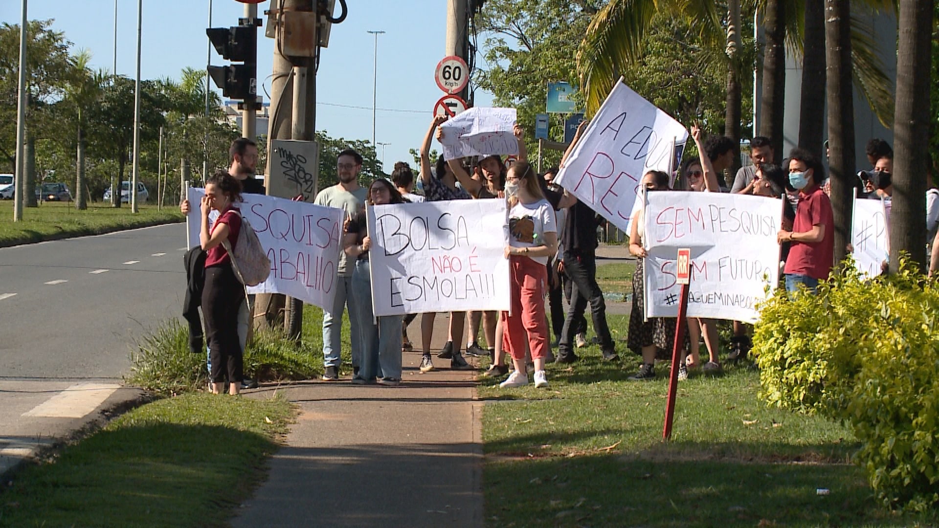 Estudantes fazem protesto em Sorocaba contra cortes na educação