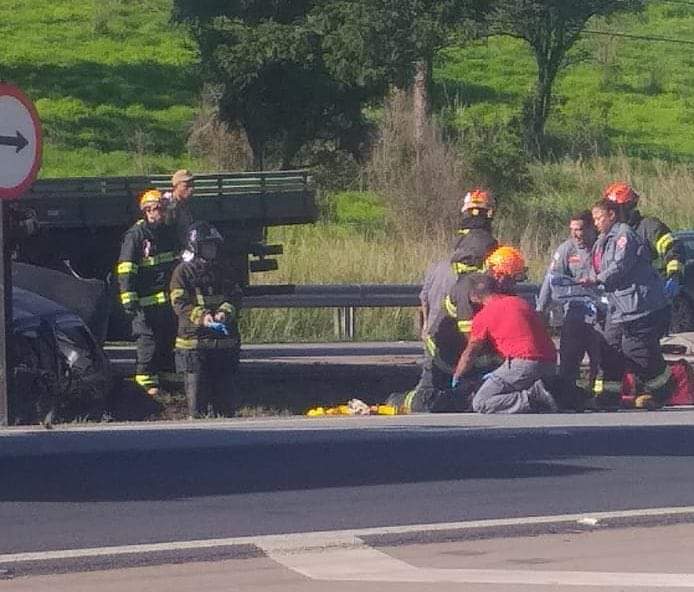 Mulher perde a vida após bater o carro em um caminhão