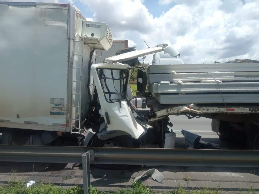 Motorista de caminhão morre em acidente na Castello Branco em São Roque