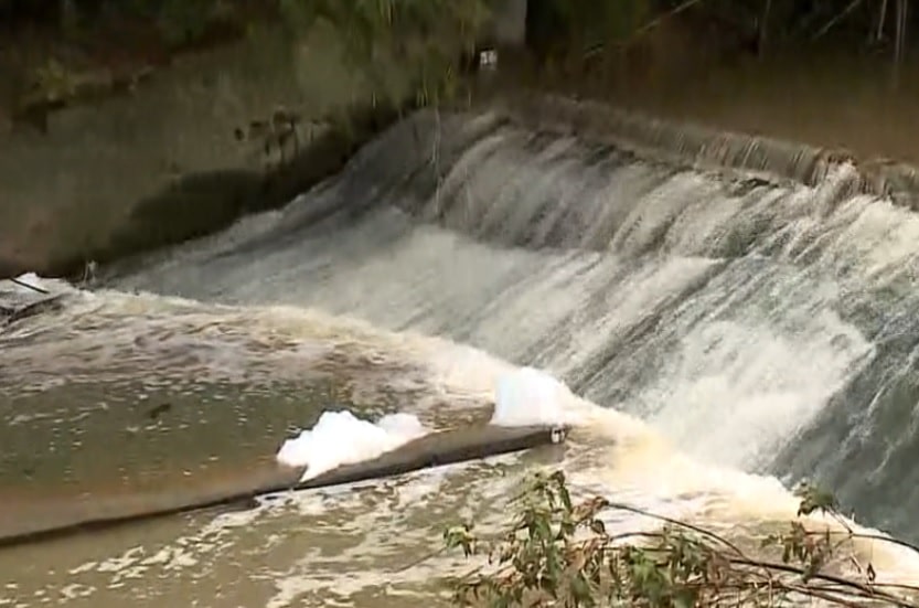 Abastecimento de água é suspenso em Salto após aparecimento de espuma em rio