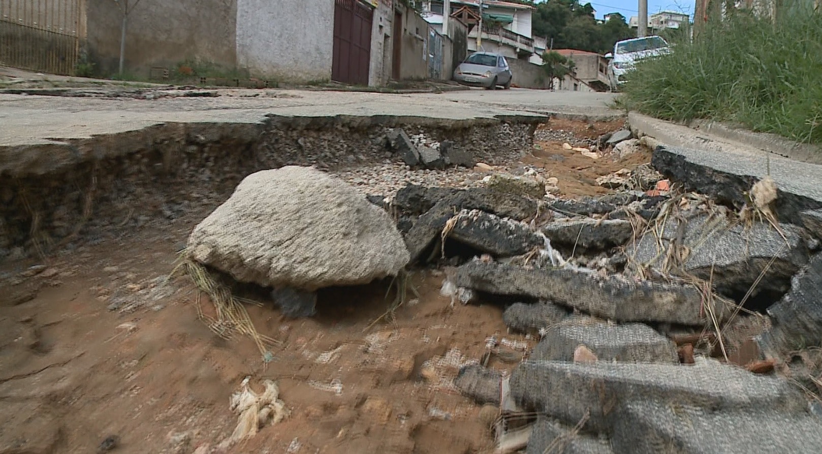 Buracos nas ruas incomodam moradores de Mairinque