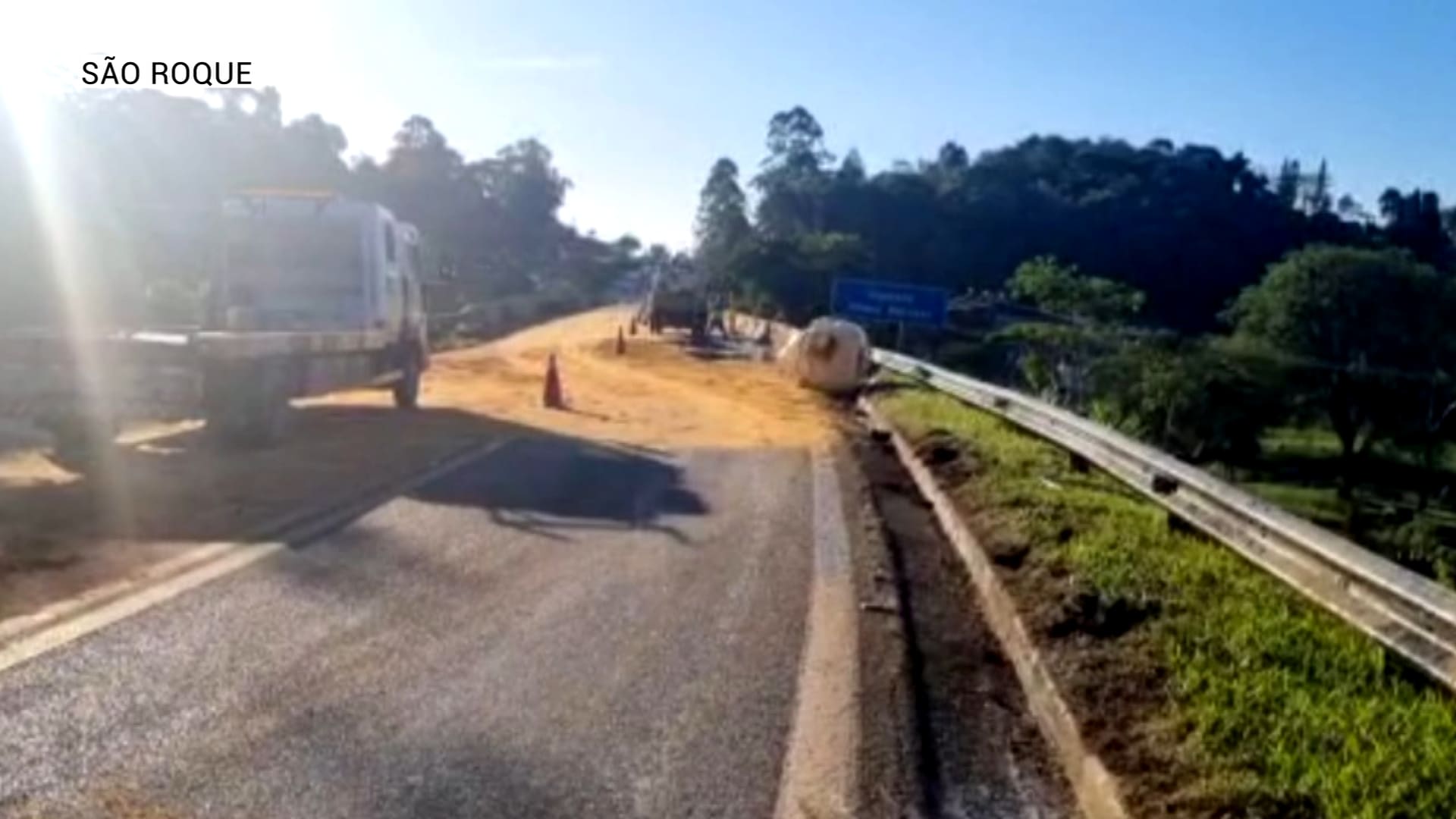 Caminhão perde freio e derruba carga de óleo na Raposo Tavares