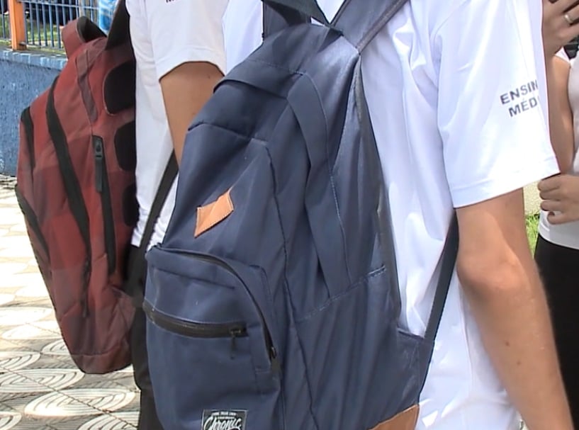 Excesso de peso nas mochilas pode prejudicar saúde de estudantes