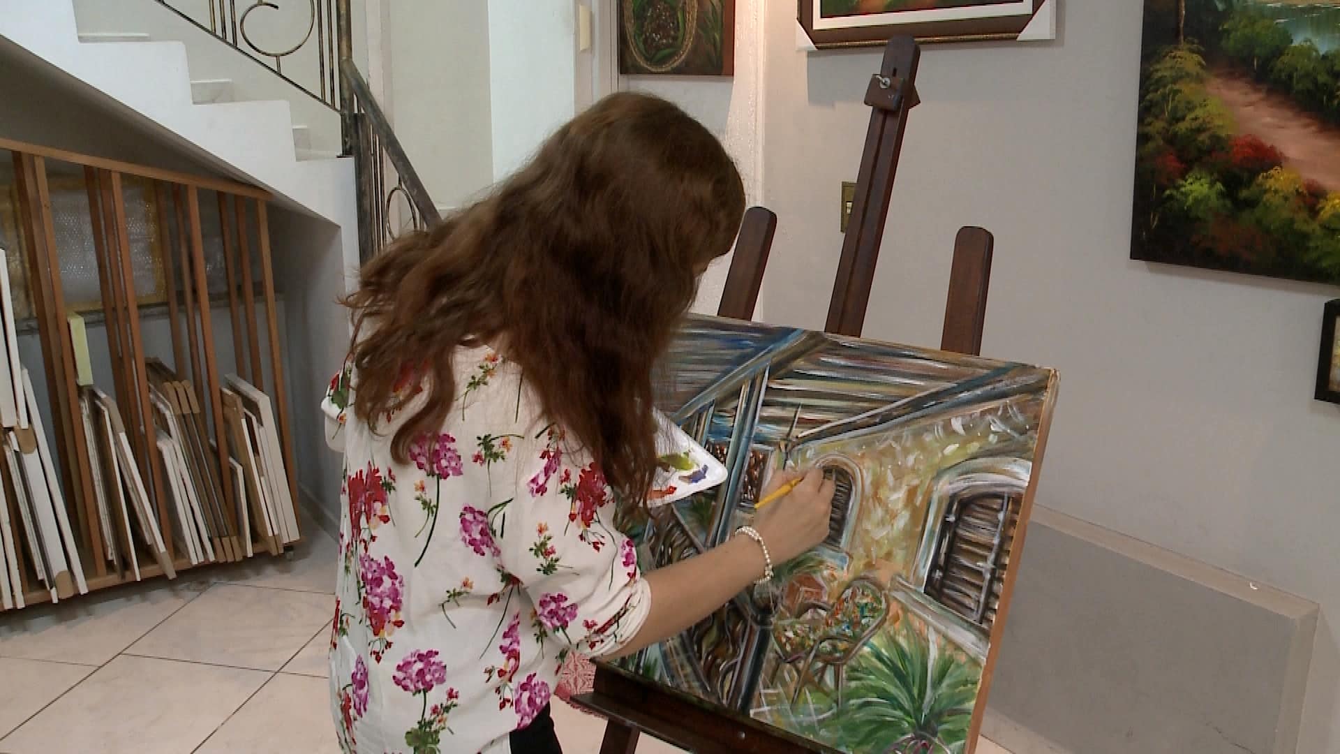 Artista ucraniana vende pinturas em Sorocaba para voltar ao país