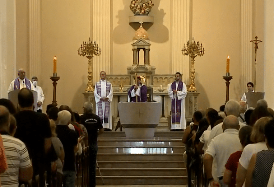 Fiéis lotam Catedral de Sorocaba na Quarta-feira de Cinzas