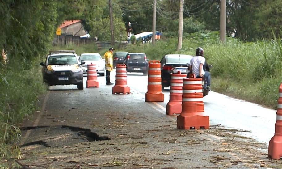 Cratera em estrada para Iperó causa transtorno