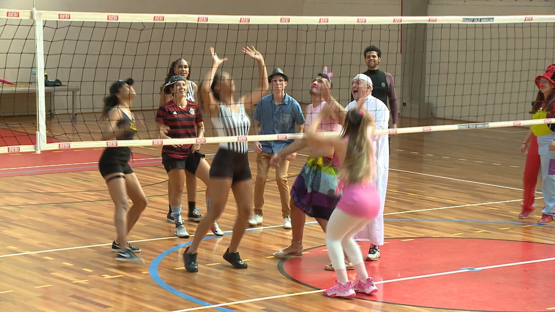 Equipe de vôlei faz treino especial de carnaval