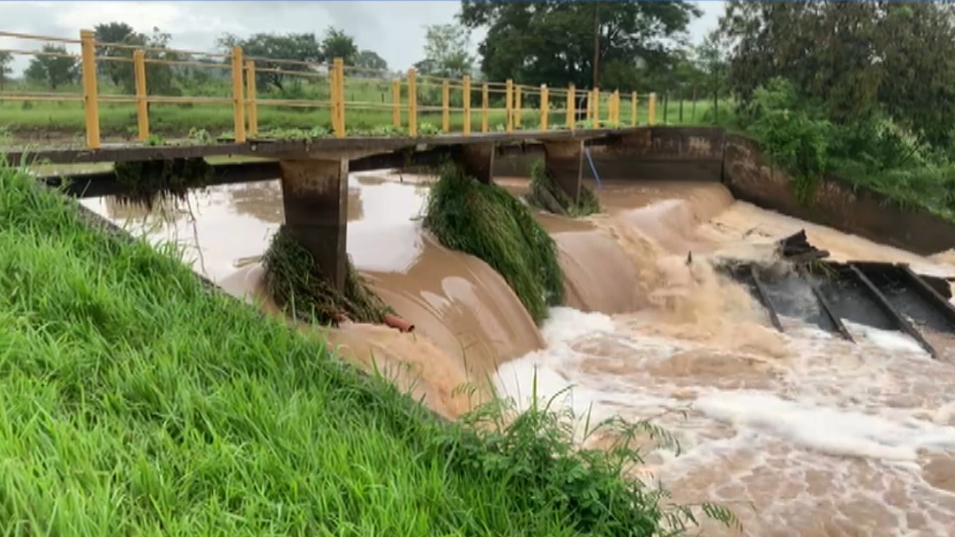 Forte chuva provoca rompimento da represa do Itaim em Itu