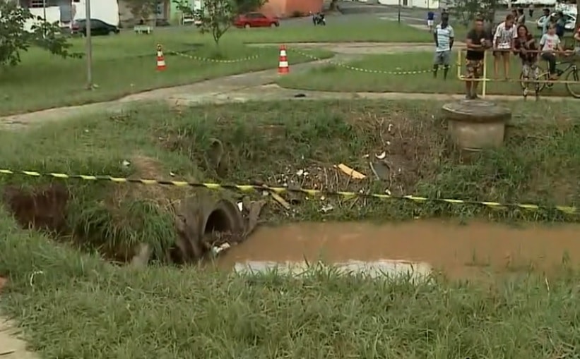 Bombeiros procuram mulher que desapareceu durante a chuva