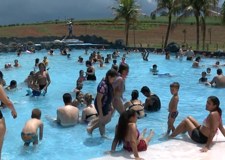 Parque aquático da região atrai turistas no verão