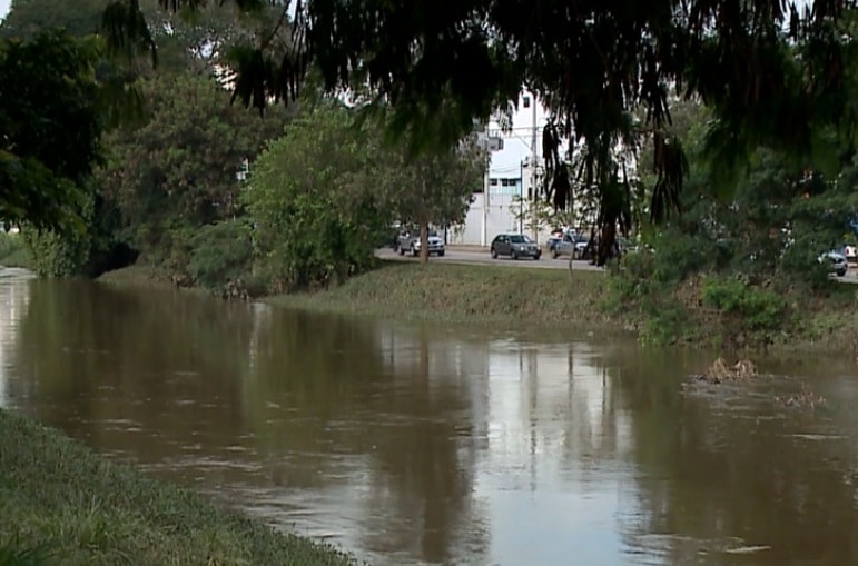 Moradores do Jardim Faculdade sofrem com as enchentes