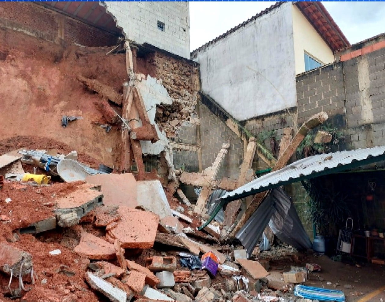 Temporal provoca desabamento de duas casas em Piedade