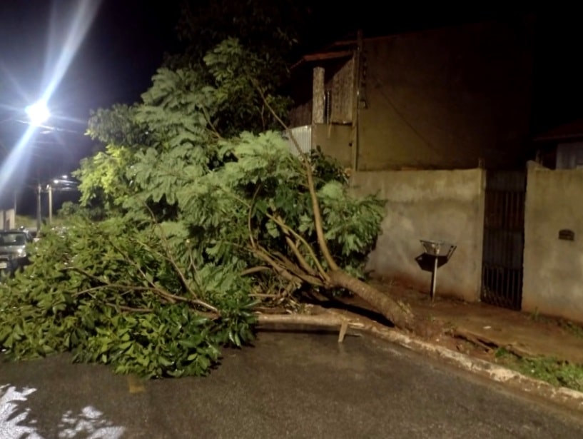 Forte chuva provoca transtornos em Itapeva