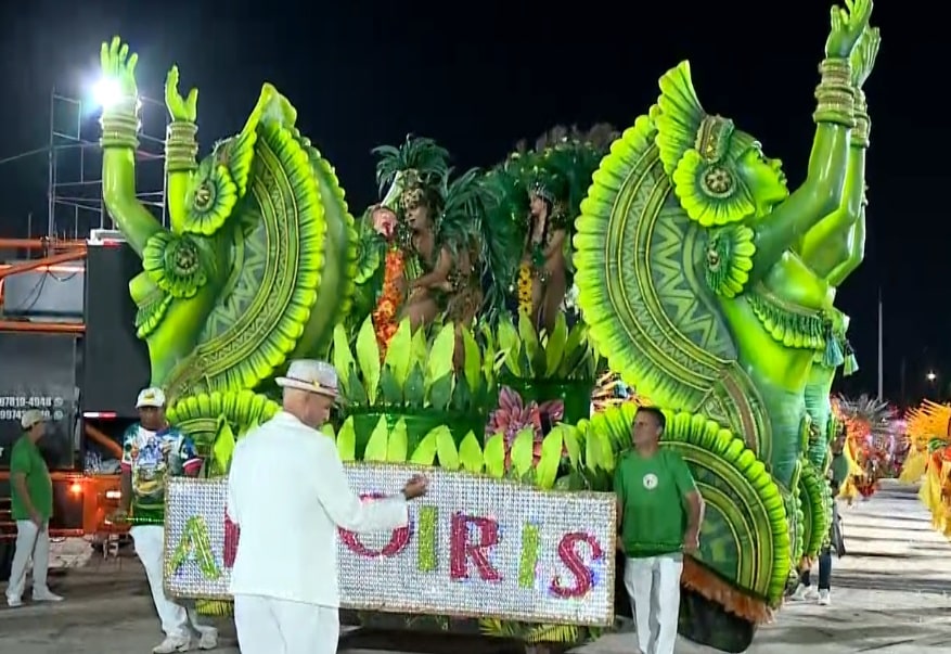 Escolas de Samba desfilam em Carnaval fora de época em Jundiaí