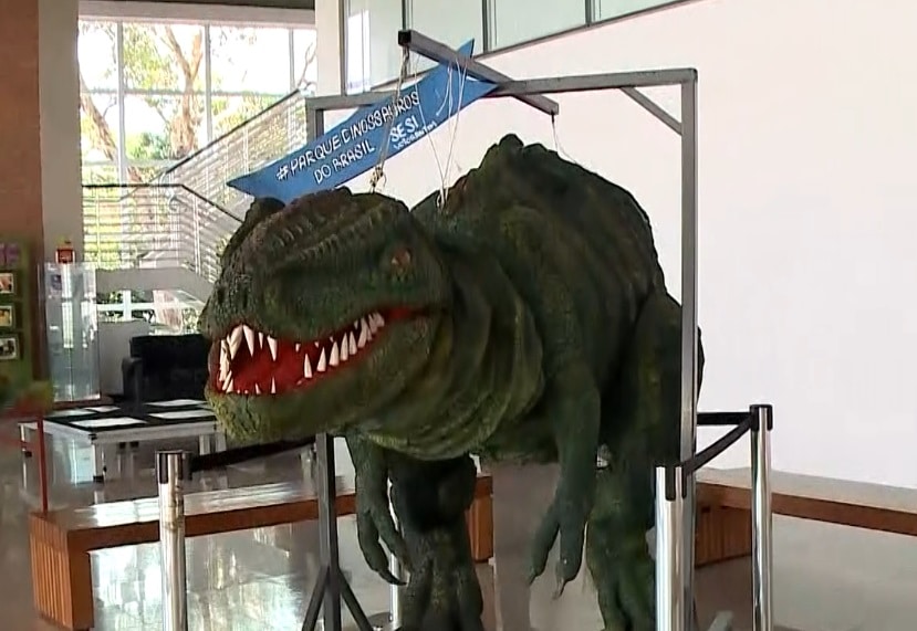 Dinossauros são atrações de exposição em Itapetininga