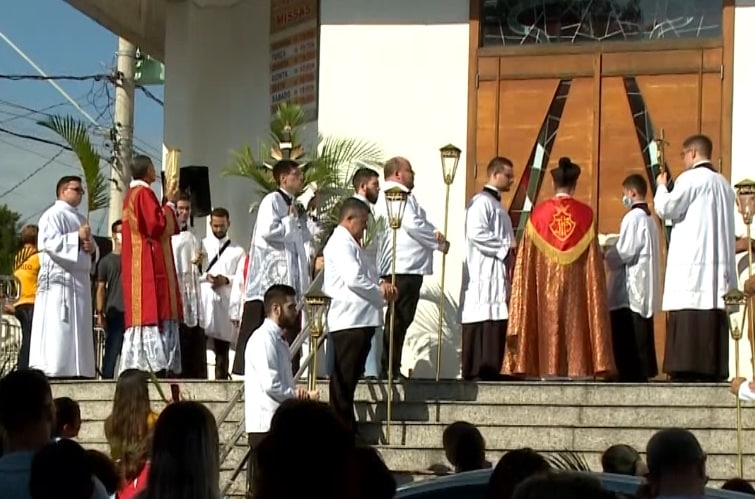 Fiéis celebram Domingo de Ramos