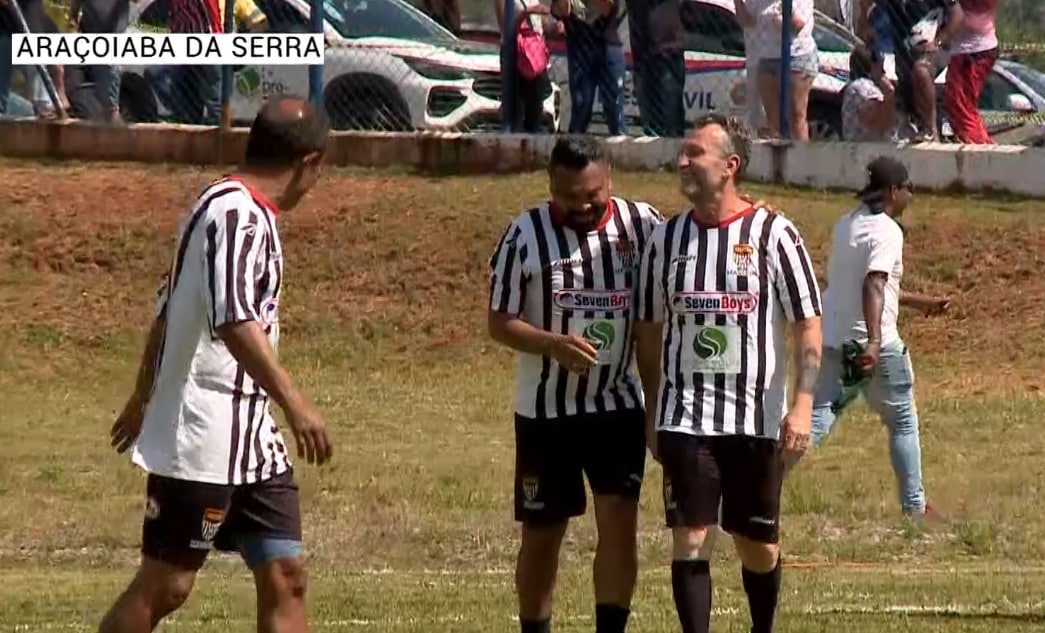 Estrelas do futebol participam de jogo solidário em Araçoiaba da Serra