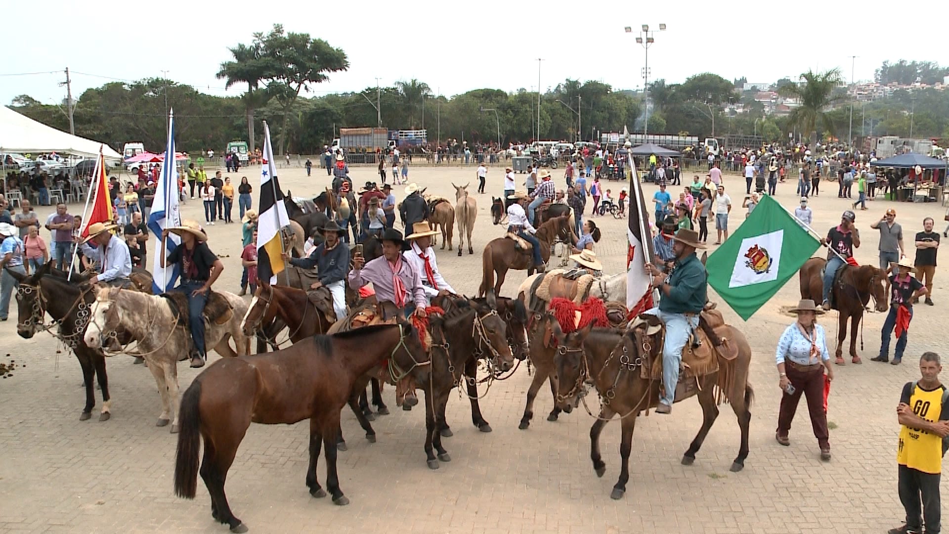 Desfile dos Tropeiros reúne milhares de pessoas