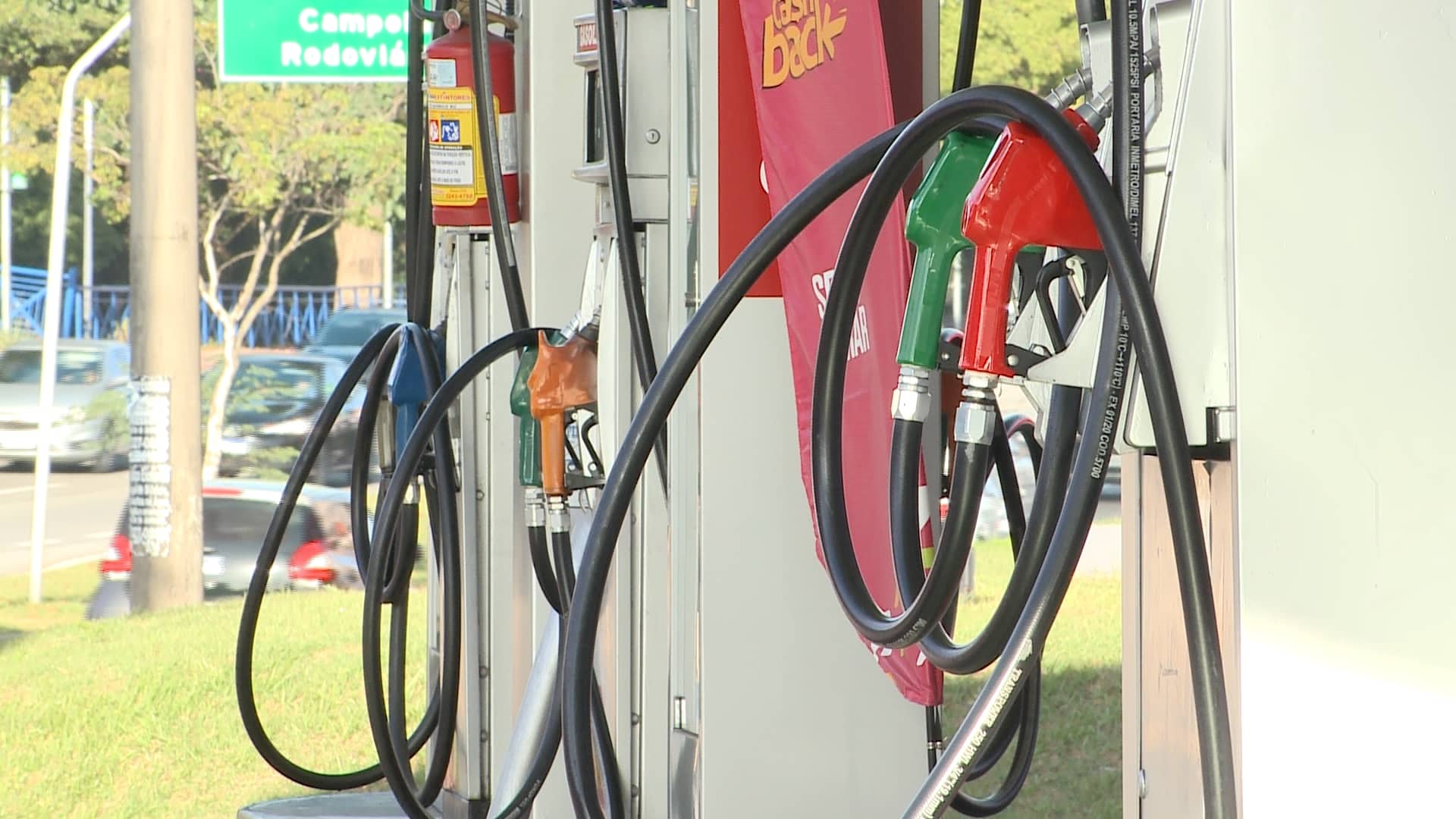 Donos de veículos aguardam redução dos preços dos combustíveis nos postos