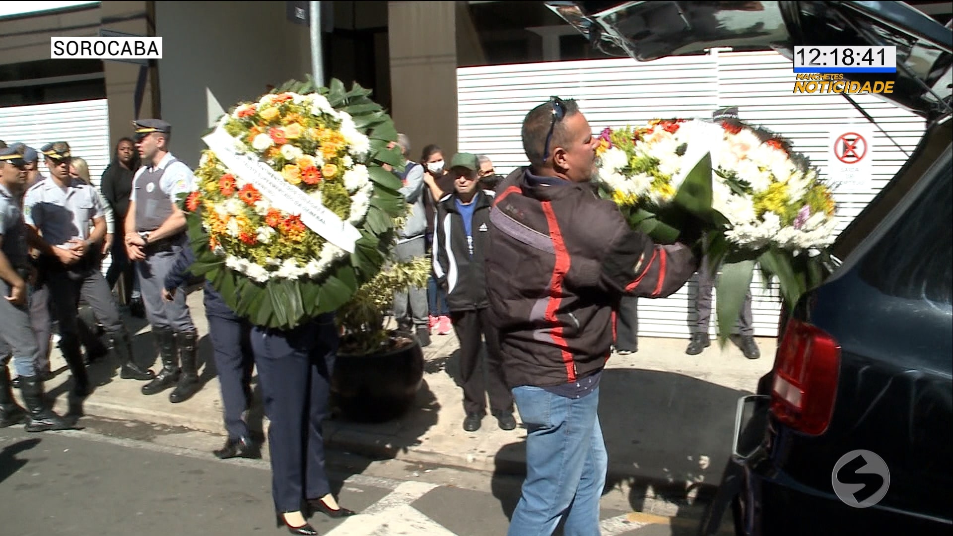 Familiares e amigos se despedem de policiais mortos em serviço