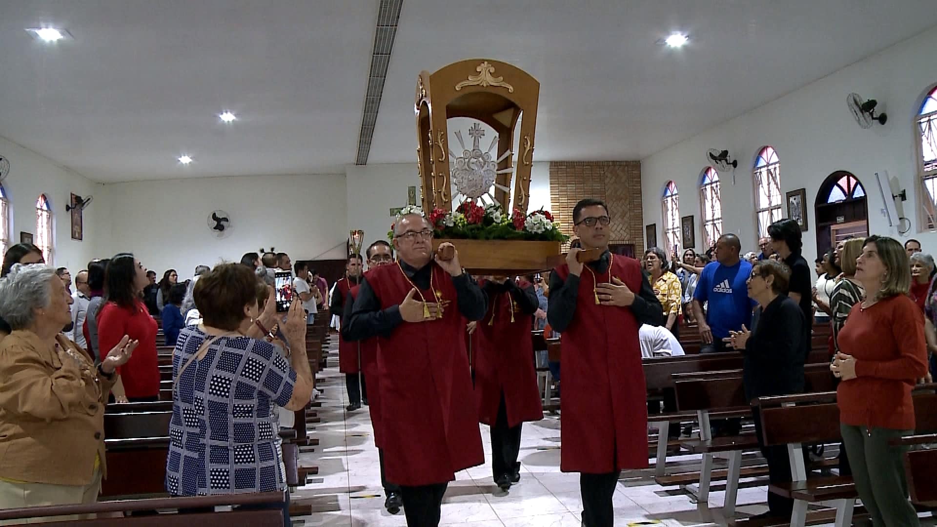 Igreja do divino realiza festa de Pentecostes