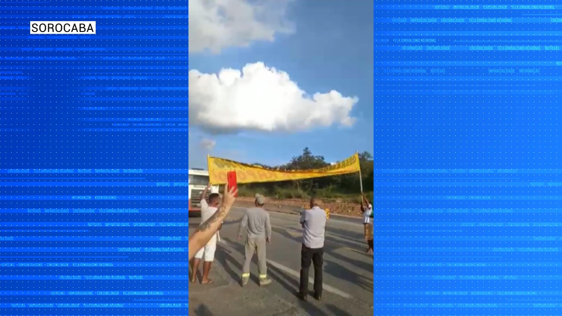 Moradores interditam pistas da Raposo Tavares para pedir melhorias na rodovia