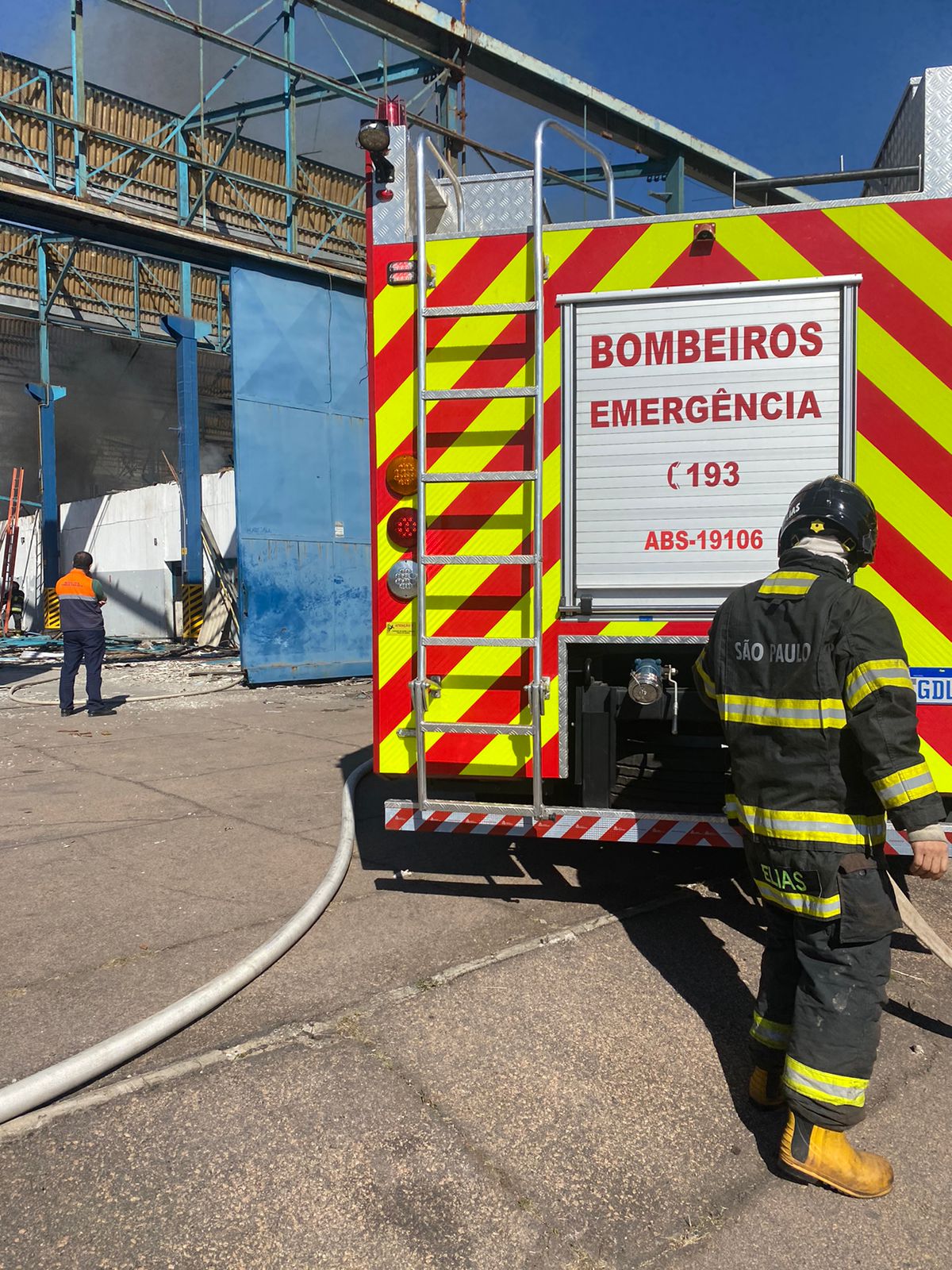 Incêndio destrói galpão em Várzea Paulista