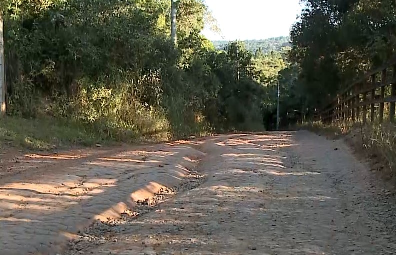 Moradores reclamam de buracos em estrada de terra