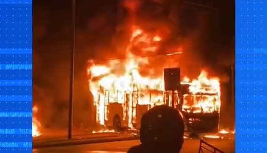 Ônibus é incendiado na zona oeste da cidade