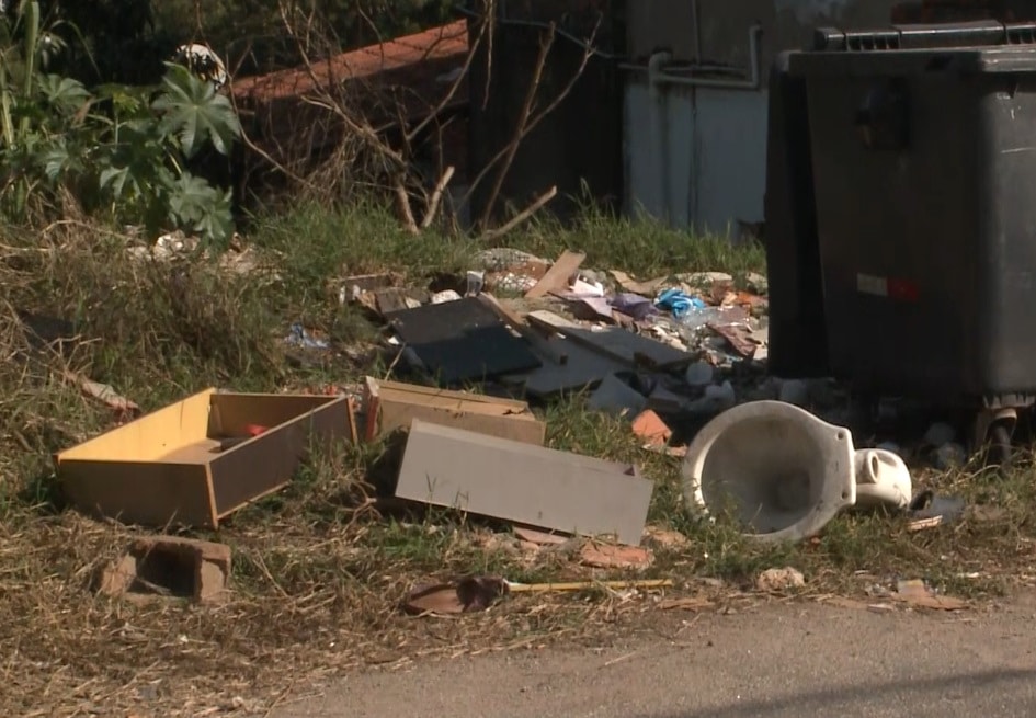 Moradores reclamam de terreno com mato e sujeira