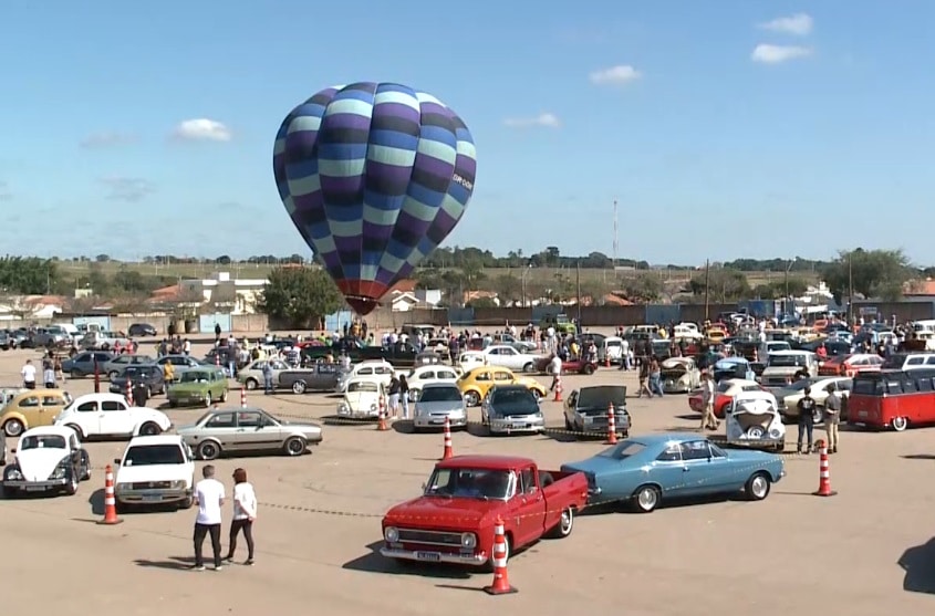 Carros clássicos são exibidos em evento de colecionadores