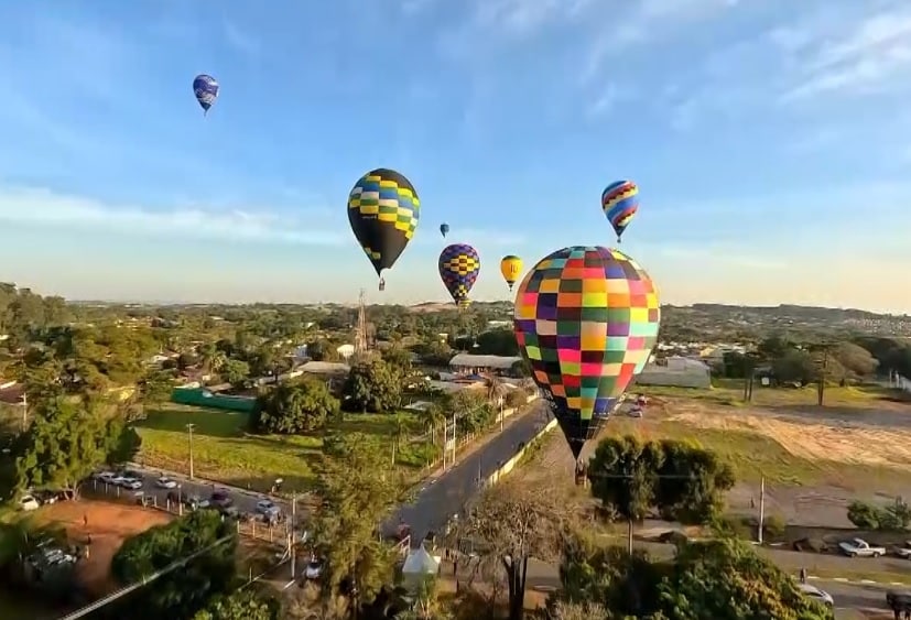 Prova do lago da Copa do Brasil de Balonismo atrai visitantes em Araçoiaba da Serra