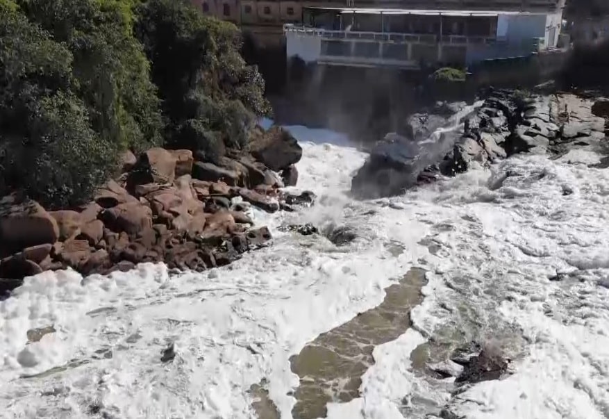 Espuma tóxica volta a aparecer no Rio Tietê em Salto