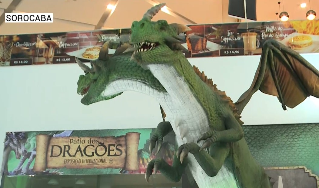 Exposição de dragões chineses em shopping