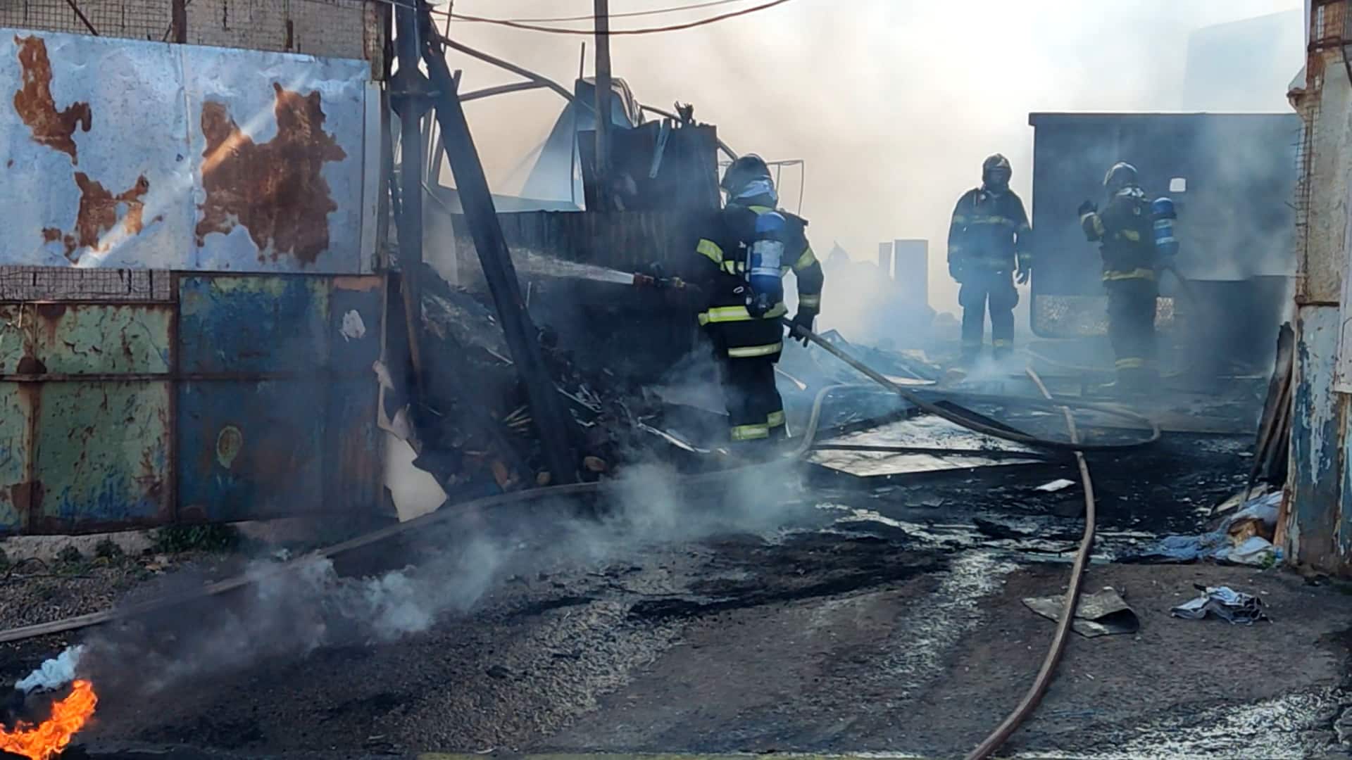 Incêndio destrói galpão em Sorocaba
