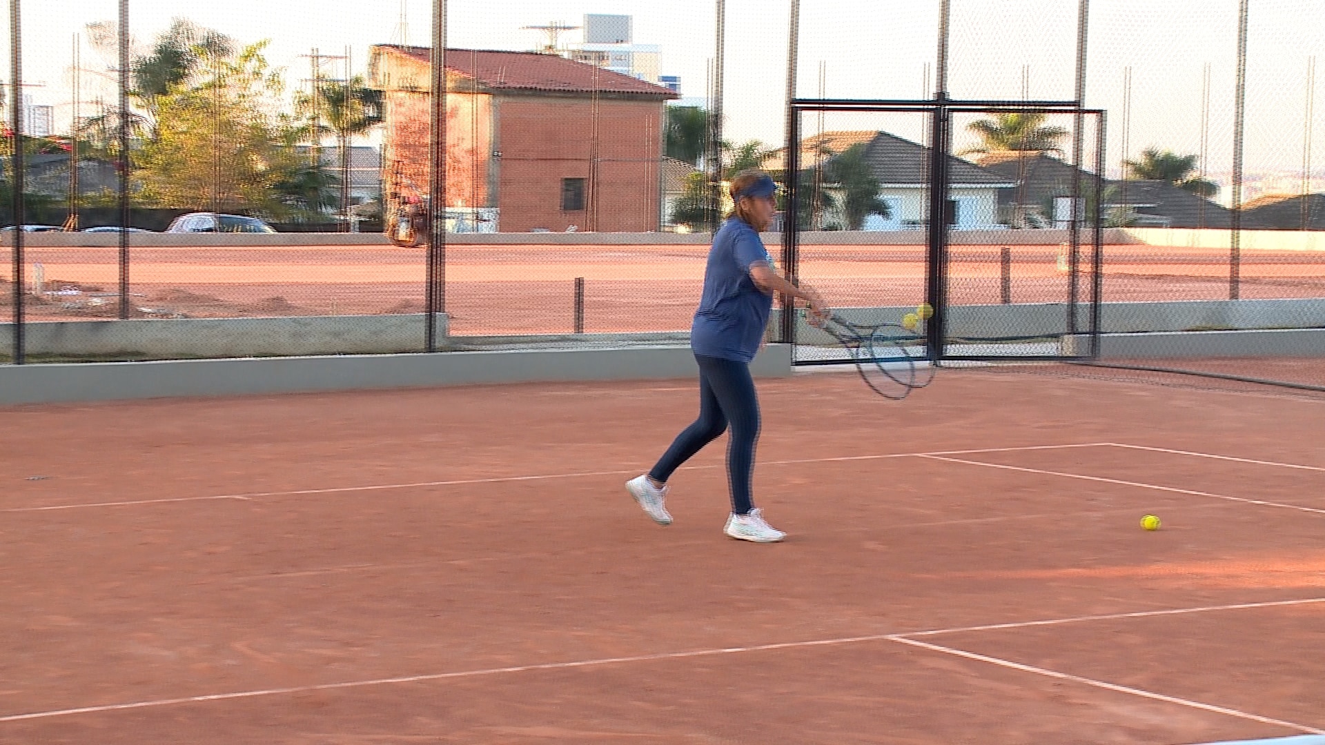 Mulher começa a praticar tênis aos 65 anos