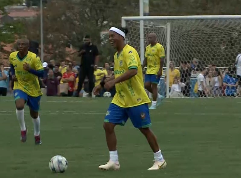 Partida solidária reúne grandes nomes do futebol